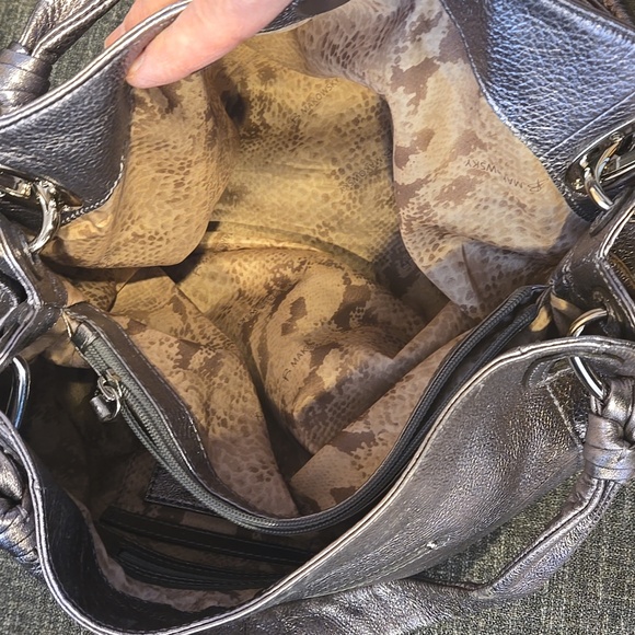 NWT B. Makowsky Metallic Leather Silver Women's Shoulder Bag - Picture 7 of 12